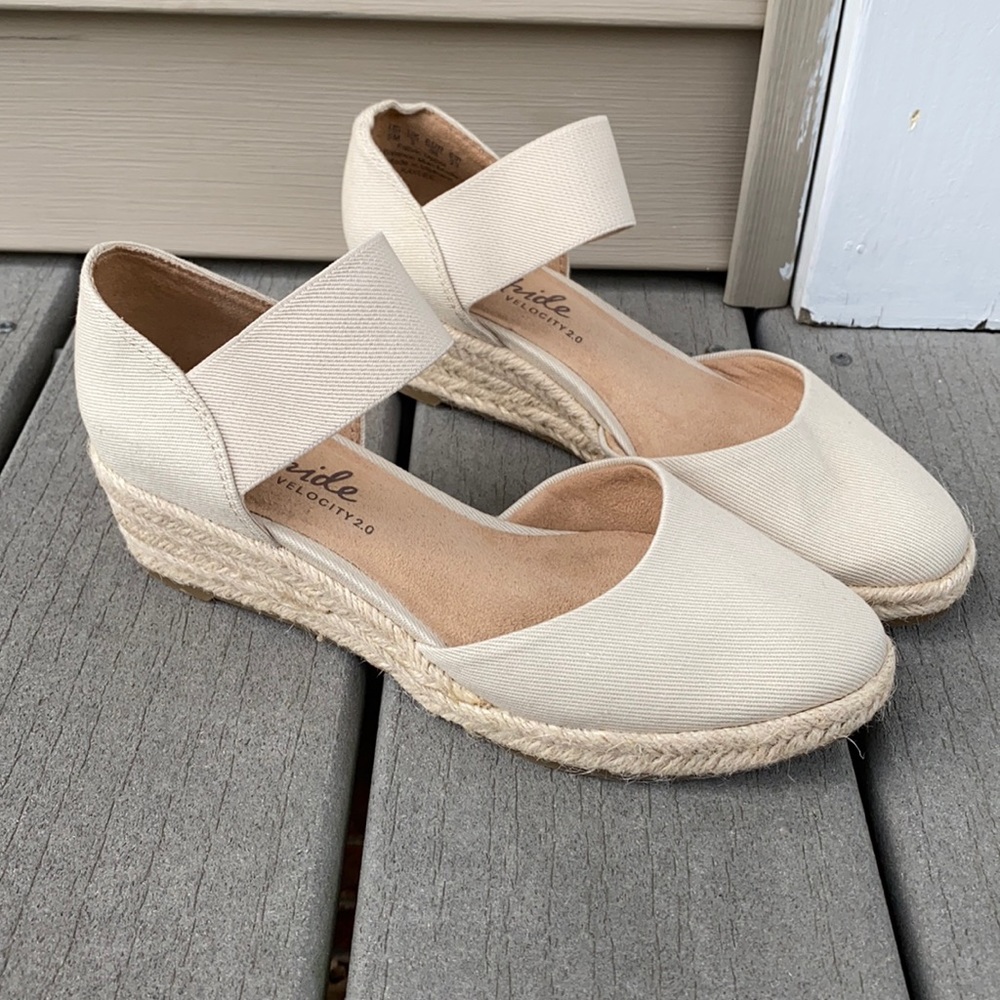 NEW life stride cream canvas sandal size 6